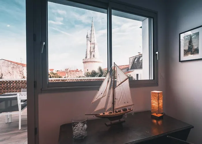 Vue Superbe Sur Tour De La Lanterne T2 Avec Terrasse Remparts 2 * La Rochelle (Charente-Maritime)